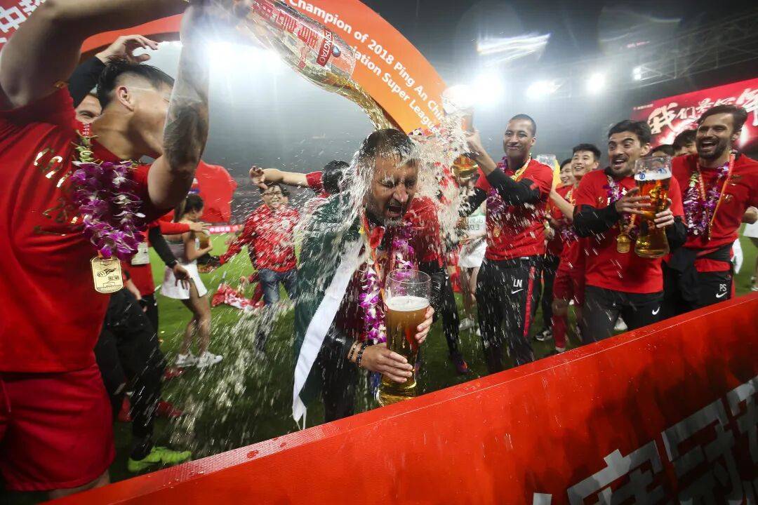 开云体育下载-包含上海海港迎英超关键赛，集结日队长鼓劲，震撼外界，球队文化再被提及的词条